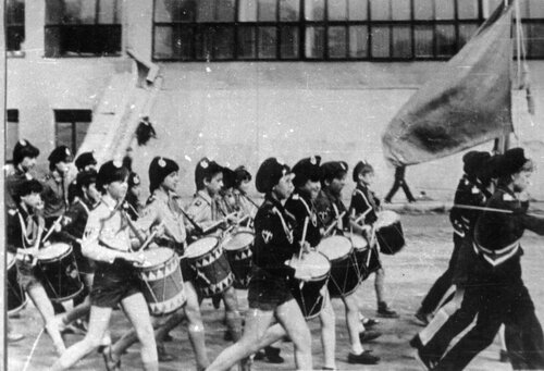 1982 Каравелла на городском пионерском параде